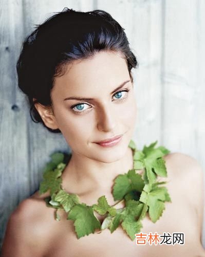 秋季脸出油勿频繁洗脸 首要做好补水保湿