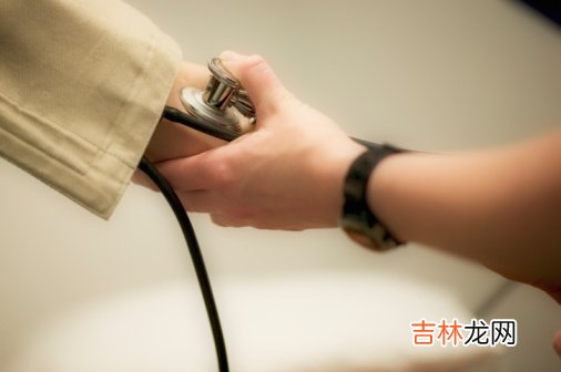 侧睡揉眼用吸管 12习惯加速衰老