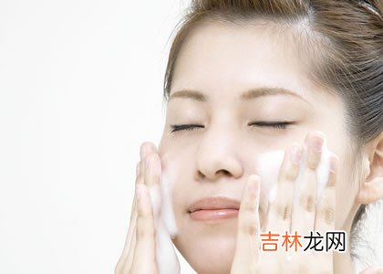 正确的洗脸方法帮助你保护皮肤