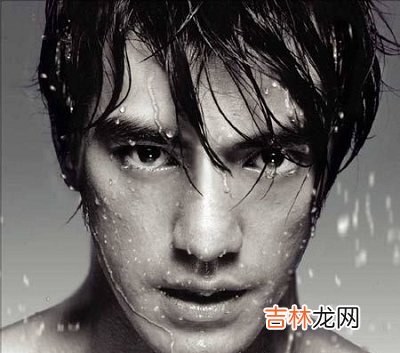 夏日：男人脸上油田清理大行动