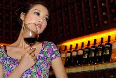 美酒伴佳人美丽更长久