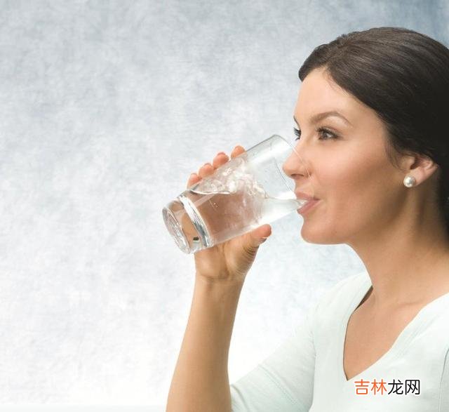 解答：早晨空腹喝水到底对不对