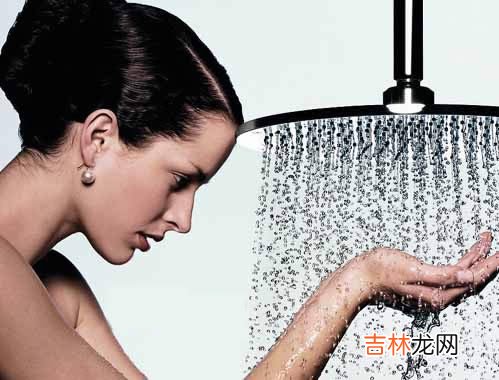 洗脸后禁用干毛巾擦干