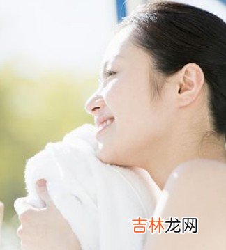 调节洁面时水温可以有效收缩毛孔