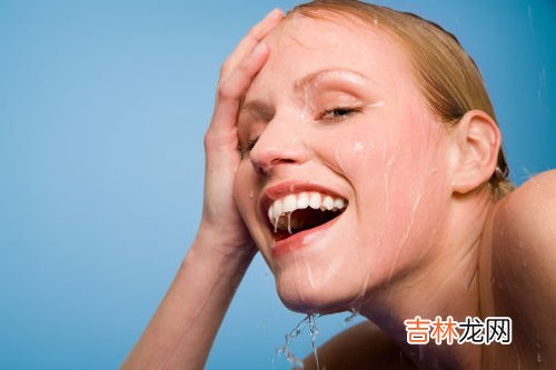 晚间做好补水天清爽明亮
