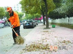 市西中学高三学生清扫大街三家长不能理解