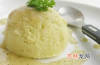 用土豆泥面膜控油消除黑眼圈