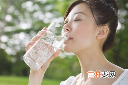 新衣服穿前应用盐水泡洗 可能残留致癌物甲醛