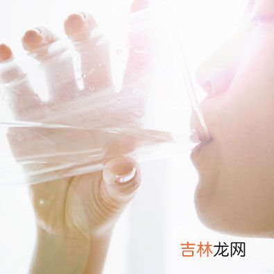 女人正确时间喝水可以美容