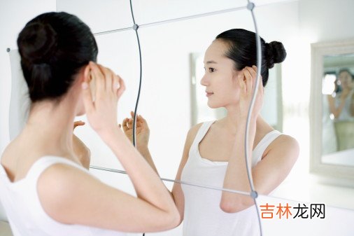 爱美的女人要根据自己肌肤的类型来保湿