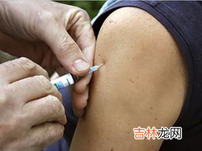 排长队争打流感针 六旬翁打针前先按手印