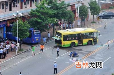 广州一公交连撞三车 疑司机车祸前已猝死