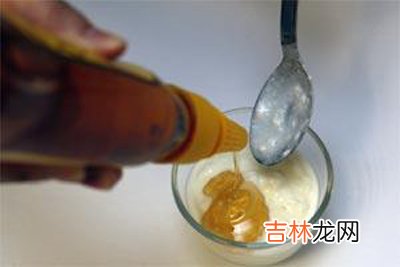 用豆腐和蜂蜜配出超保湿的面膜