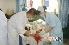 12岁女孩拽断自己胳膊为同学让路 最终获救