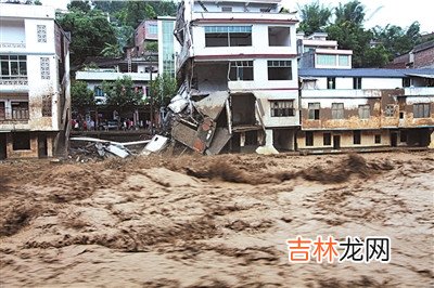 暴雨引发洪灾 医生带血浆进废墟截肢救出1人