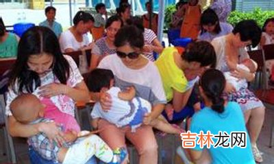 武汉开母乳喂养培训班 现场爆满孕妇拿模型实践