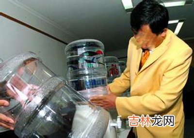 饮用水桶内出现数十小虫 厂家花2000元摆平