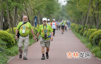 “抗癌明星”徒步奥林匹克公园行日前在京举行