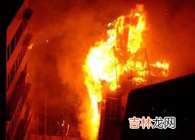 湖南衡阳电影院起火5层大厦被烧毁