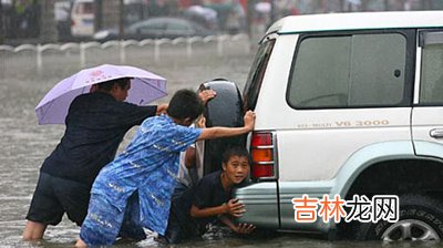 郑州突遭特大暴雨侵袭 公交车被水淹没