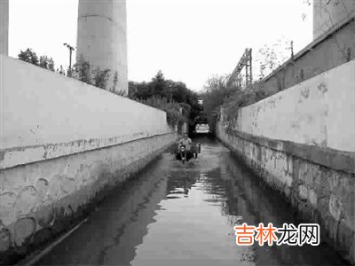 积水“吞噬”中年汉 桃浦路地道成夺命道