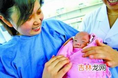 菲律宾产妇怀孕26周 广州产下掌上男婴