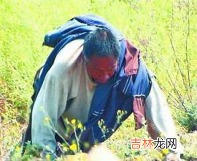 男子患怪病22年 听到人说话就会趴到地上