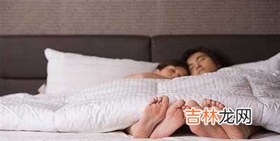 夫妻“同床眠”遭遇尴尬睡姿 效仿国外分床睡眠