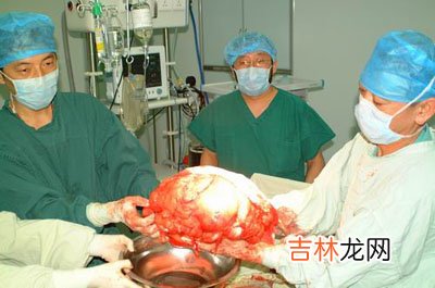 一少年边阅读边接受脑部肿瘤切除手术获成功