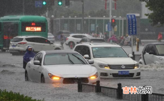 汽车泡水自己叫拖车还是等保险