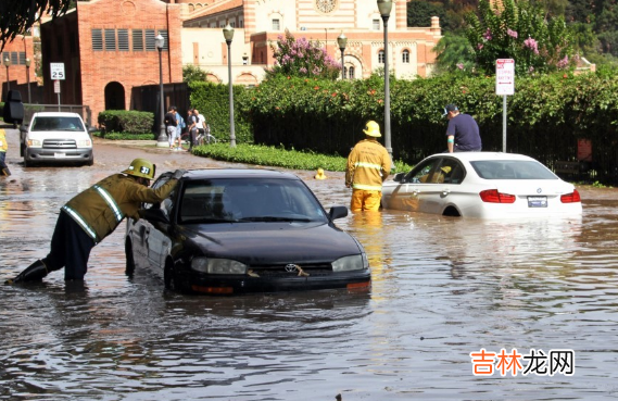 汽车泡水自己叫拖车还是等保险