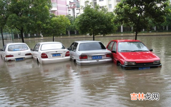 汽车泡水自己叫拖车还是等保险