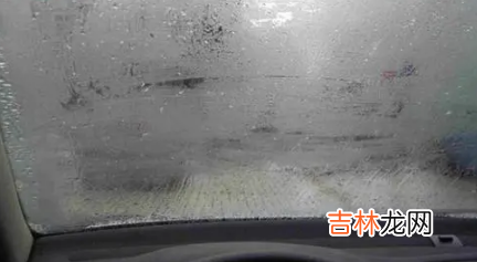 夏天室内玻璃为起雾正常吗