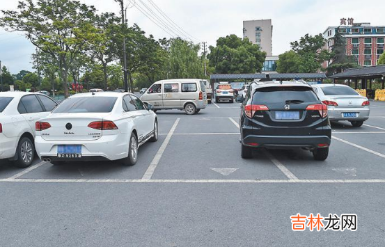 下暴雨车子停在哪里好