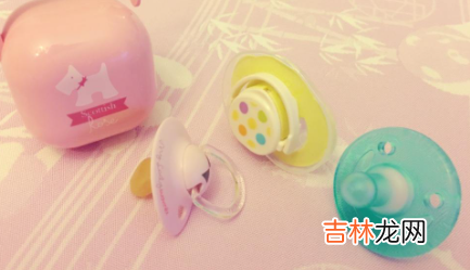 安抚奶嘴哪边含在上面