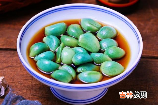 腊八蒜越腌越白了怎么回事