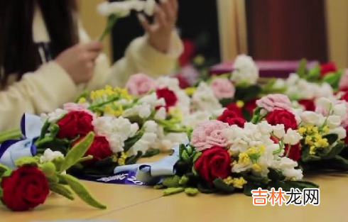2022冬奥会颁奖用的花是鲜花还是绒花