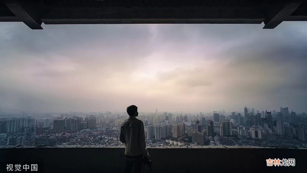 下班不敢回家的男人，到底在干什么？