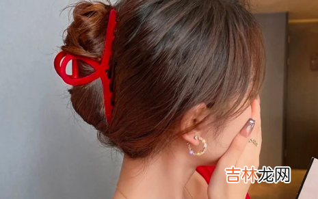无意中看到男友跟前任的照片很难受