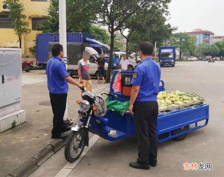 摊贩拿着大砍刀城管发生冲突 商贩不配合执法与城管发生冲突