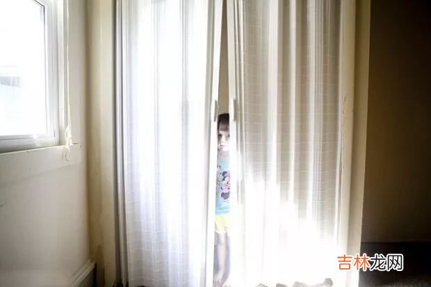 不能放肆哭的孩子，长大后很难开怀笑