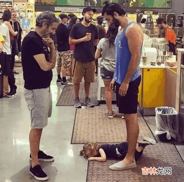 不能放肆哭的孩子，长大后很难开怀笑
