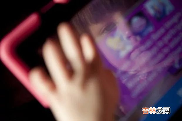 不能放肆哭的孩子，长大后很难开怀笑