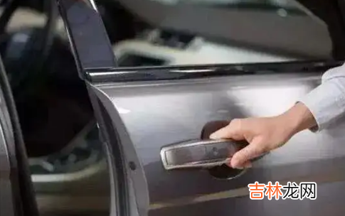 汽车车门撞变形了要走保险吗