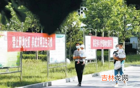 为啥一看见我就朝我吐痰