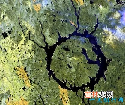 世界上最大陨石坑 直径达300公里