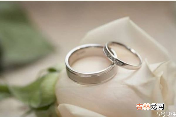 求婚戒指和结婚戒指一样吗? 订婚戒指和结婚戒指的区别