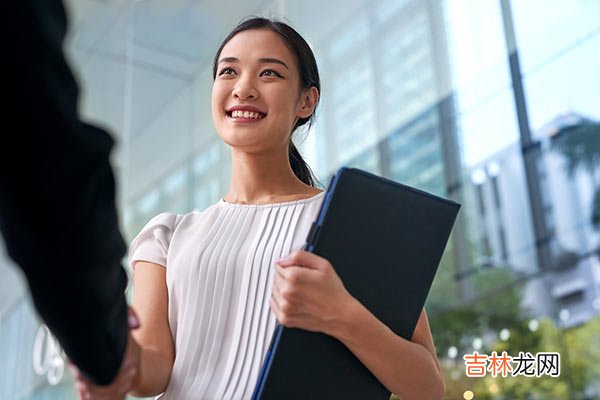 职场介绍礼仪：如何巧妙地向他人介绍自己