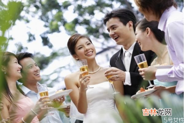 异地恋结婚先在男方办酒席还是先在女方办酒席