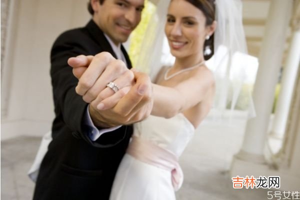异地恋结婚先在男方办酒席还是先在女方办酒席